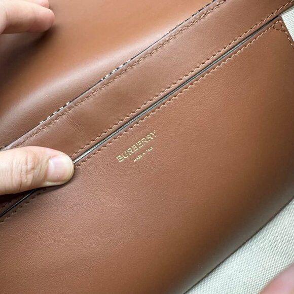 Burberry Leather Shoulder Bag 799-030325 - Picture 14 of 15